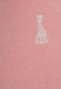 Rosa Cordstoff mit strukturierter Oberfläche, mit einem kleinen gestickten Girafendesign in einer hellbeigen und rosa Farbgestaltung.