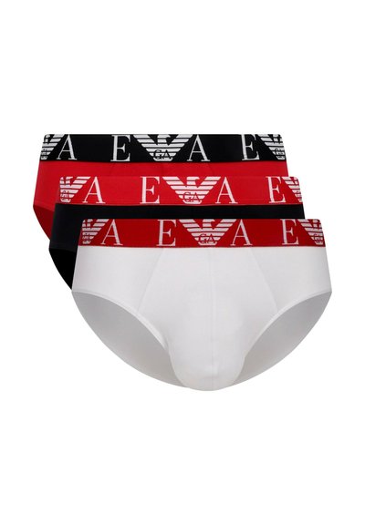 Trzy pary męskich majtek: białe, czarne i czerwone. Każde z nich ma elastyczny pas z logo w pasujących kolorach.