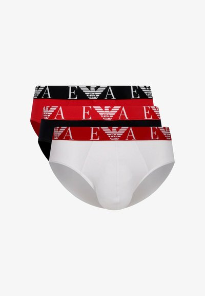 Trzy pary męskich majtek: białe, czarne i czerwone. Każde z nich ma elastyczny pas z logo w pasujących kolorach.