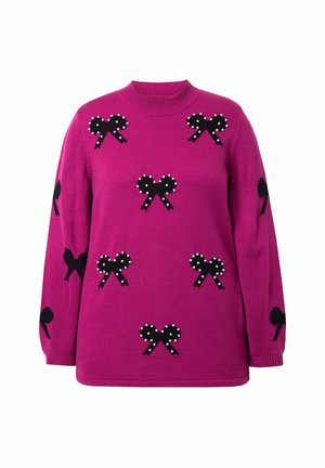 Fuksia neulepaita, jossa on mustia nauhojen kuvioita valkoisilla pisteillä, pyöreä kaula-aukko ja pitkät hihat. Sileä rakenne.