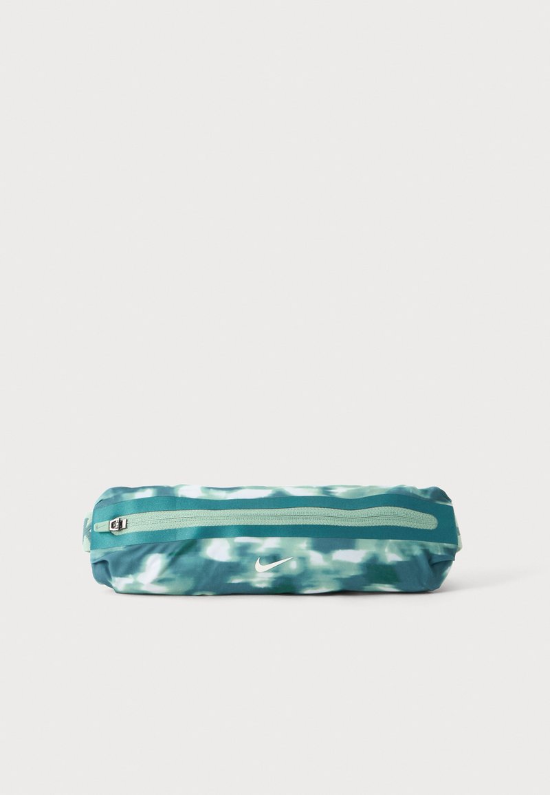 Trousse à crayons longue cylindrique à motifs bleu-vert et blanc avec fermeture éclair bleu-vert et logo Nike blanc sur le devant.