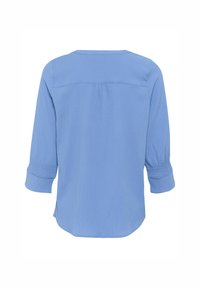 Blouse bleu clair à manches trois-quarts avec une coupe décontractée, présentant un col rond, un design plissé au dos et un élastique aux poignets.