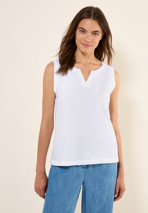 Haut sans manches blanc avec un décolleté en V, fabriqué en tissu de coton lisse. Présente des détails subtils sur les épaules et une coupe décontractée.
