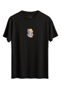 Zwarte katoenen T-shirt met een vooraanzicht van een gestileerd blauw houten huis met een rieten dak en deur, eenvoudig ontwerp.