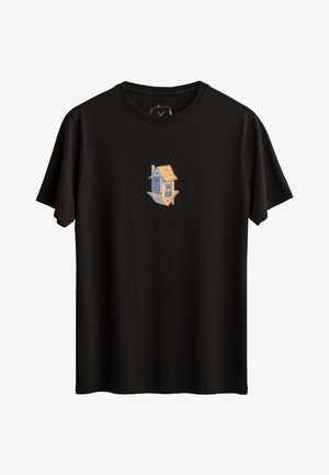Zwarte katoenen T-shirt met een vooraanzicht van een gestileerd blauw houten huis met een rieten dak en deur, eenvoudig ontwerp.