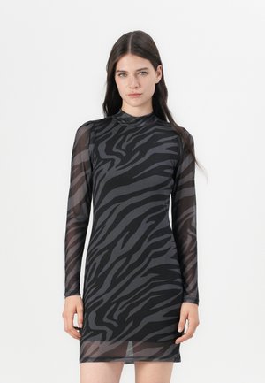 Langarm jurk van doorschijnende zwarte stof met een grijs zebra stripe patroon, hoge halslijn en aansluitende silhoeet.
