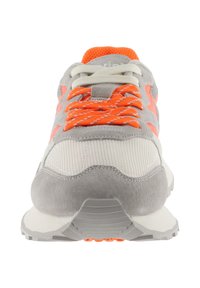 Zapatillas de ante y malla gris con acentos naranjas. Cuentan con cordones naranjas trenzados, una lengüeta acolchada y una suela de goma texturizada.
