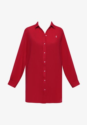 Chemise rouge à manches longues en tissu léger avec une fermeture à boutons sur le devant et un logo discret sur la poitrine gauche, dotée de boutons clairs.