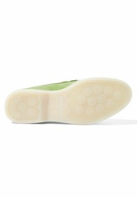 Zapato de ante verde con suela de goma blanca. La suela presenta un patrón texturizado con puntos circulares para mayor tracción. Nombre de la marca grabado en el lateral.