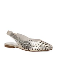 Chaussure slingback dorée métallique avec des motifs géométriques découpés, semelle plate et texture en cuir lisse. Design à bout ouvert, style minimaliste.