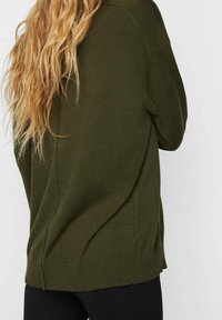 Olive zielenony, oversize sweter z teksturowanym wzorem, z okrągłym dołem i opadającymi ramionami. Widok z tyłu pokazuje luźny krój.