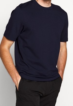 T-shirt bleu marine à manches courtes en tissu doux avec un col rond et une coupe décontractée. Design simple, sans motifs ni accents visibles.