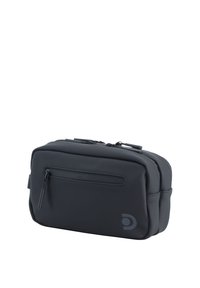 Bolsa de viaje negra y compacta, hecha de un material suave y liso; cuenta con dos compartimentos con cremallera y un pequeño bolsillo frontal con cremallera.
