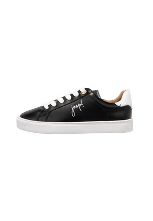 Zapatilla negra de perfil bajo con cordones blancos, suela blanca, lengüeta blanca en el talón y logo "joop!" blanco en cursiva en el lateral.