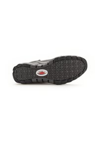 Suela de zapato negra con goma estampada para agarre, una ligera curva y un logo visible en rojo y blanco en el centro.
