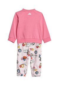 Sudadera rosa de manga larga con puños acanalados, combinada con pantalones rosa claro que presentan gráficos de dibujos animados coloridos y tobillos elásticos.