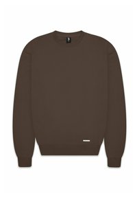 Brauner Rundhals-Pullover aus weichem Material, mit gerippten Bündchen und Saum, sowie einem kleinen Etikett am unteren Vorderteil.