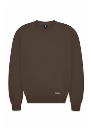 Rjav pulover s krožnim izrezom, narejen iz mehke tkanine, z rebrastimi manšetami in robom ter majhno oznako na spodnjem sprednjem delu.