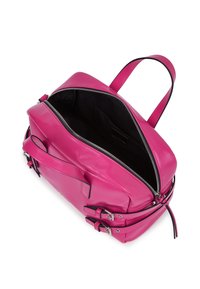 Φωτεινής ροζ δερμάτινη τσάντα χειρός με διπλές λαβές, ανοιχτό φερμουάρ που αποκαλύπτει το μαύρο εσωτερικό επένδυσης και δύο λεπτομέρειες με πόρπες στην μπροστινή πλευρά.
