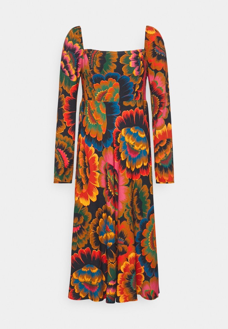 Robe manches longues avec encolure carrée présentant un grand motif floral multicolore et lumineux sur fond noir.