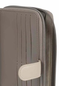 Portefeuille gris avec plusieurs fentes pour cartes, un fermoir à pression blanc et un compartiment zippé partiellement ouvert visible.