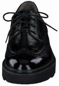 Scarpa oxford in pelle nera con finitura lucida, caratterizzata da una punta rotonda, dettagli brogue e lacci rotondi. Suola in gomma spessa per maggiore durata.