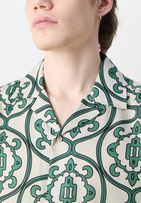 Les Deux ORNAMENT SHIRT - Srajca - ivory/vintage green