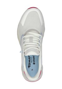 Baskets blanches avec dessus en maille, semelle intérieure bleue et accents roses au niveau du talon. Comprend des lacets plats et une semelle rembourrée.