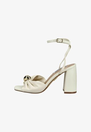 Off-white åbne tåsandaler med høj hæl, ankelrem, ruches frontdetalje og guld rund accent på bred blokhæl.