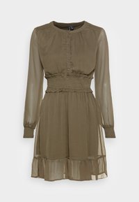 Vestido verde oliva con mangas largas transparentes, cintura elástica, cierre de botones en la parte delantera y dobladillo con volantes. Está confeccionado con una tela ligera de acabado texturizado.