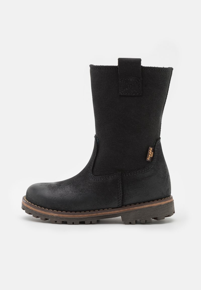 Botte en cuir noire mi-mollet avec languette de tirage, bord cousu marron, semelle robuste et petite étiquette de marque sur le côté.