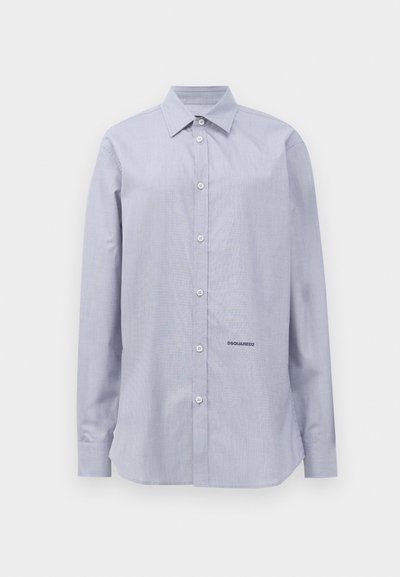 Hellblaues Langarm-Hemd mit Knöpfen und Kragen, mit kleinem "DSQUARED2"-Logo nahe der unteren rechten Vorderseite.