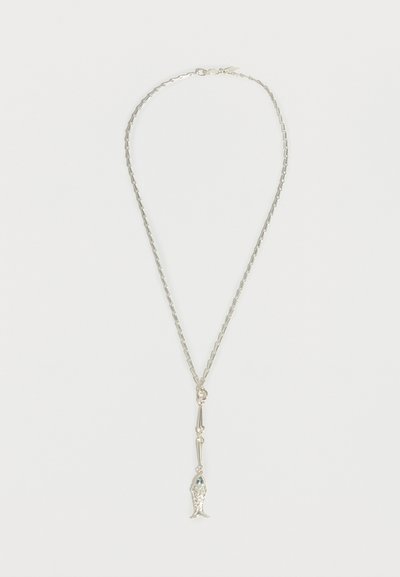 Ασημένιο κολιέ με αλυσίδα και μενταγιόν σε σχήμα ψαριού με λεπτομερείς λέπια και ένα μικρό μπλε πολύτιμο λίθο ως μάτι.