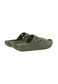 Sandales en plastique vert olive avec un motif en vagues, ouverture à l'avant, trous de ventilation sur les côtés et semelle texturée pour une meilleure adhérence.