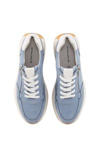 Lichtblauwe suède sneakers met witte veters en accenten, voorzien van een ritsdetail aan de zijkant en een beige rubberen zool.