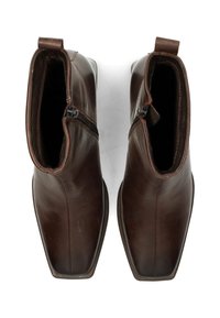 Par de botines de cuero marrón oscuro con punteras cuadradas y cremalleras laterales, vistos desde arriba sobre un fondo blanco.