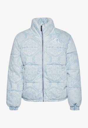 Svetlomodrá puffrová bunda s kvetinovým vzorom, s vysokým golierom, predným zipsom a elastickými manžetami. Obsahuje logo na hornej ľavej strane hrudi.