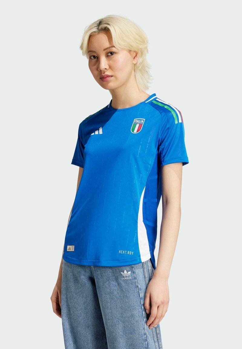 Sininen urheilu paita lyhyillä hihoilla, jossa on valkoinen sivupaneeli, Italian lipun yksityiskohdat harteilla ja "HEAT.RDY" -tunnus helmassa.