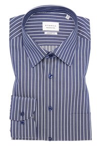 Camicia a righe blu navy e bianca, con colletto aperto, chiusura a bottoni e una tasca singola sul lato sinistro.