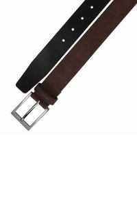 Bruine suede en zwarte leren riem met een vierkante zilveren metalen gesp en meerdere verstelgaatjes langs de band.