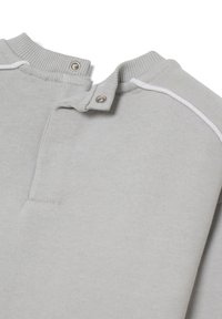 Felpa grigia chiaro con colletto a coste, dettagli con chiusura a scatto e strisce bianche sui lati delle spalle. Texture liscia.