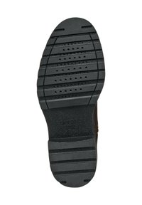 Suola di scarpa in gomma nera con un motivo testurizzato, caratterizzata da scanalature orizzontali e fori di ventilazione per la traspirabilità. Logo Geox visibile.