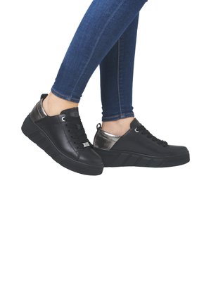 Baskets en cuir noir avec un accent argent métallique au talon, dotées d'une semelle texturée, d'un laçage et d'un design élégant.