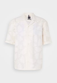 Cămașă albă cu mânecă scurtă, dintr-un material ușor, cu un model floral subtil, având un închidere cu nasturi și un guler clasic.