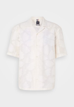 Camisa de manga curta, branca, em tecido leve com um padrão floral subtil, apresentando uma frente com botões e um design de colarinho clássico.