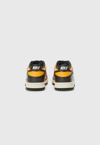 Nike-Sneaker mit einem Schwarzen und Orangenen Obermaterial aus Synthetik, Mesh-Zunge, Gummisohle und Logo-Akzent an der Ferse. Niedrigprofil-Design.