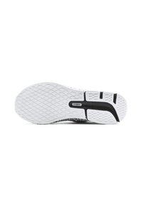 Semelle de chaussure blanche avec un motif texturé, comportant des accents en caoutchouc noir et des rainures pour l'adhérence. Design léger et flexible.