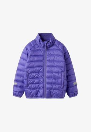 Paarse gewatteerde jas met een hoge kraag, volledige rits aan de voorkant, horizontaal gestikt patroon en reflecterende accenten op de mouwen.
