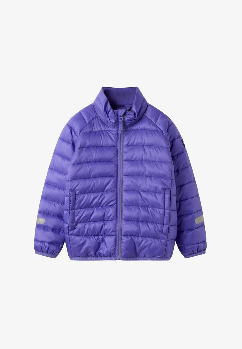 Lilla polstret jakke med høj krave, fuld frontlynlås, horisontalt quiltet mønster og reflekterende detaljer på ærmerne.