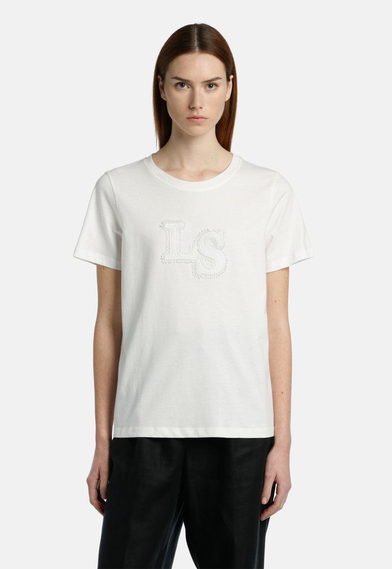 Baltā kokvilnas t-kreklā ir izšūts strukturēts "LS" logotips. Klasisks apaļais kakls un īsās piedurknes ar brīvu piegriezumu.
